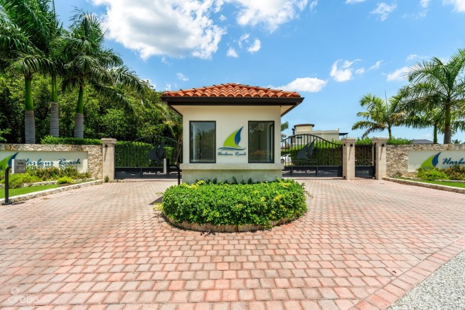 LARGE HARBOUR REACH LOT