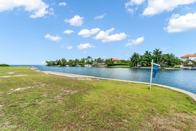 LARGE HARBOUR REACH LOT