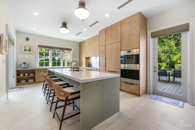 4 BED CANAL FRONT VILLA - VISTA DEL MAR