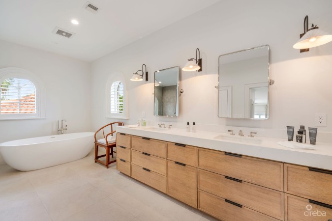 4 BED CANAL FRONT VILLA - VISTA DEL MAR