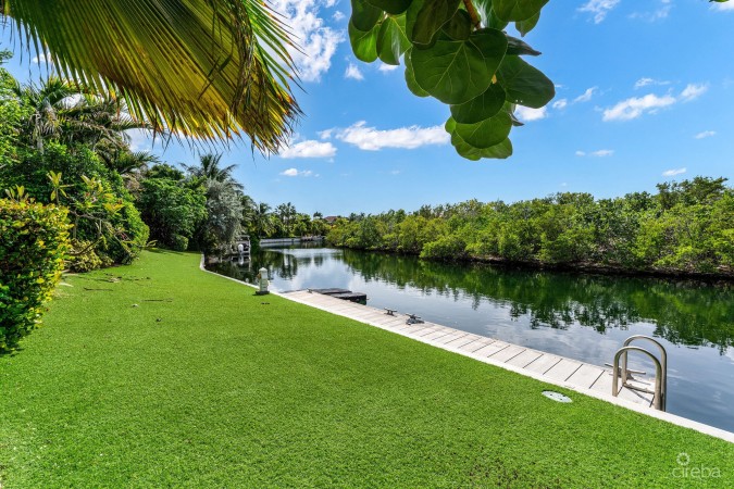 4 BED CANAL FRONT VILLA - VISTA DEL MAR