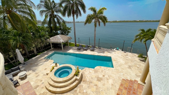 CRYSTAL HARBOUR - OCEAN FRONT HOME