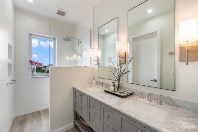 OCEAN CREST 14, OCEANFRONT TOWNHOME WITH STUDIO