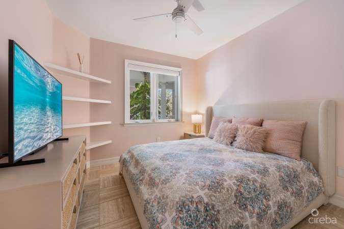 THE PINNACLE VILLA 20 WITH GARAGE