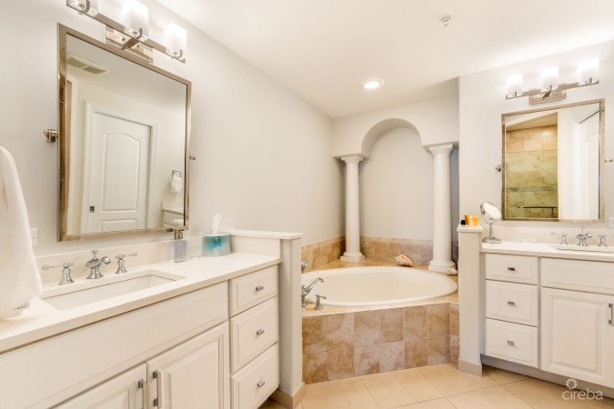 THE RENAISSANCE VILLA 25 - SEVEN MILE BEACH