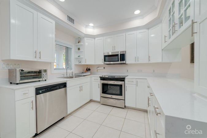 THE MOORINGS, STUNNING CANAL FRONT TOWNHOME, 3 BED 3.5 BATHROOM WITH GORGEOUS VIEWS OF THE CANAL