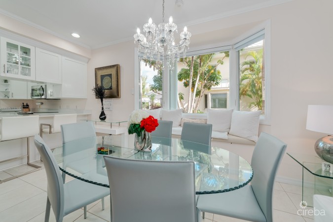 THE MOORINGS, STUNNING CANAL FRONT TOWNHOME, 3 BED 3.5 BATHROOM WITH GORGEOUS VIEWS OF THE CANAL