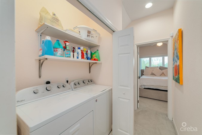 THE MOORINGS, STUNNING CANAL FRONT TOWNHOME, 3 BED 3.5 BATHROOM WITH GORGEOUS VIEWS OF THE CANAL