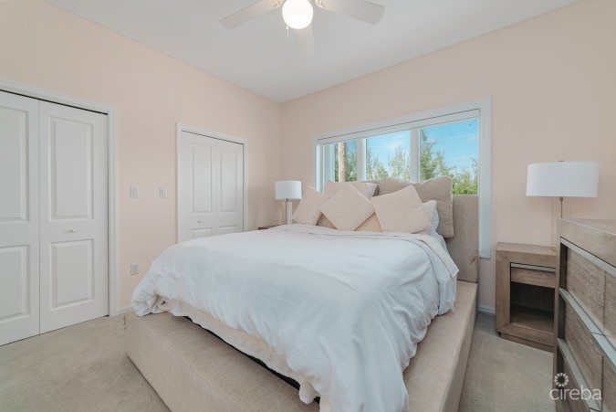 THE MOORINGS, STUNNING CANAL FRONT TOWNHOME, 3 BED 3.5 BATHROOM WITH GORGEOUS VIEWS OF THE CANAL