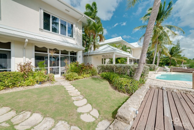 THE MOORINGS, STUNNING CANAL FRONT TOWNHOME, 3 BED 3.5 BATHROOM WITH GORGEOUS VIEWS OF THE CANAL