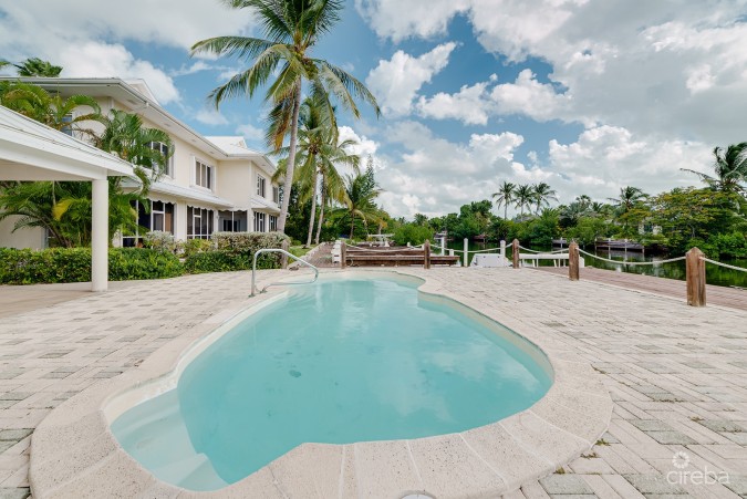 THE MOORINGS, STUNNING CANAL FRONT TOWNHOME, 3 BED 3.5 BATHROOM WITH GORGEOUS VIEWS OF THE CANAL