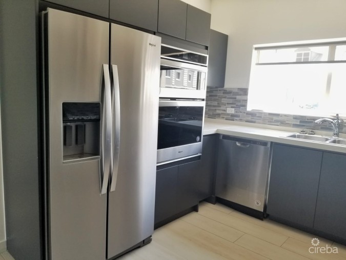 ROYAL PINES SPACIOUS TOWNHOUSE STYLE CONDO--END UNIT--FENCED BACK GARDEN