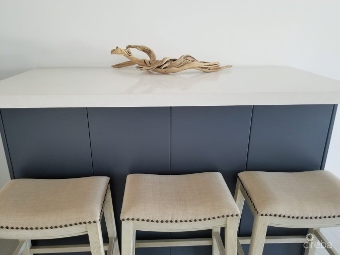 ROYAL PINES SPACIOUS TOWNHOUSE STYLE CONDO--END UNIT--FENCED BACK GARDEN