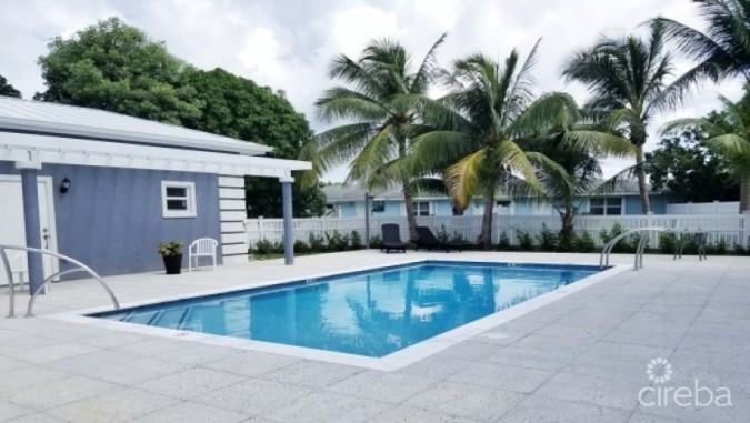 ROYAL PINES SPACIOUS TOWNHOUSE STYLE CONDO--END UNIT--FENCED BACK GARDEN