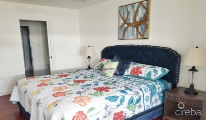 ROYAL PINES SPACIOUS TOWNHOUSE STYLE CONDO--END UNIT--FENCED BACK GARDEN