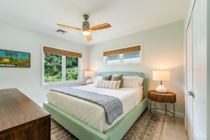 TIMELESS DESIGNER SOUTH SOUND HOME WITH POOL  AND GUEST COTTAGE