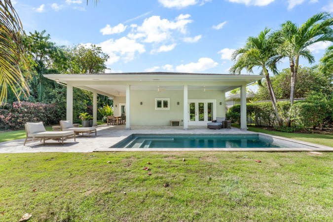 TIMELESS DESIGNER SOUTH SOUND HOME WITH POOL  AND GUEST COTTAGE