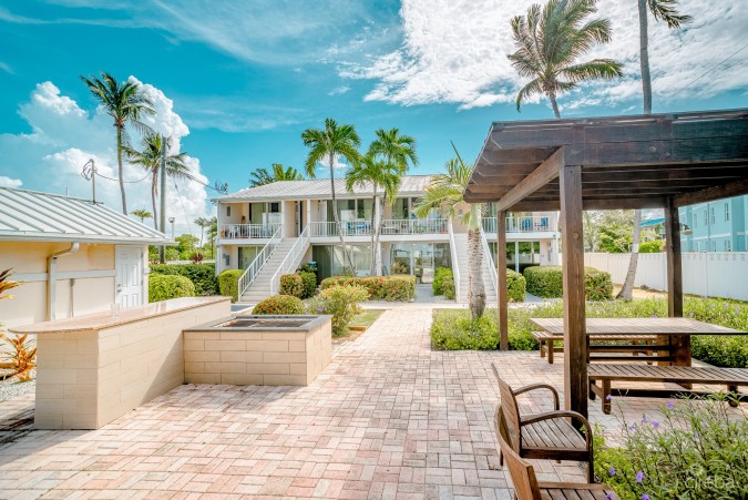 BEACHFRONT CONDO ISLAND PINE VILLAS