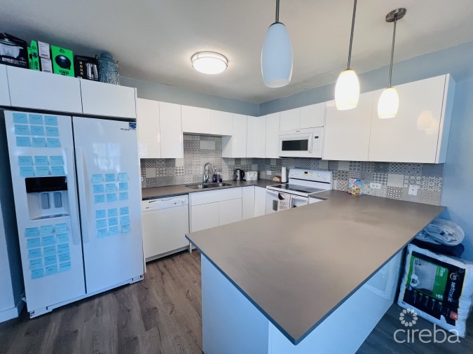 PALM SPRINGS SPACIOUS ONE BED - RARE FIND