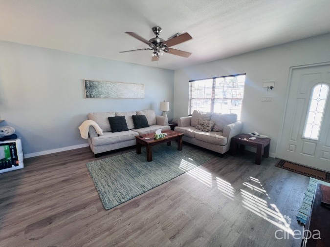 PALM SPRINGS SPACIOUS ONE BED - RARE FIND