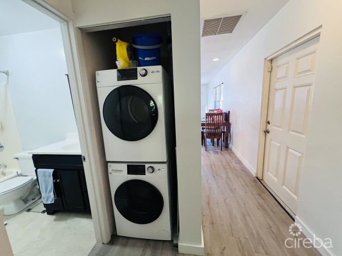 PALM SPRINGS SPACIOUS ONE BED - RARE FIND