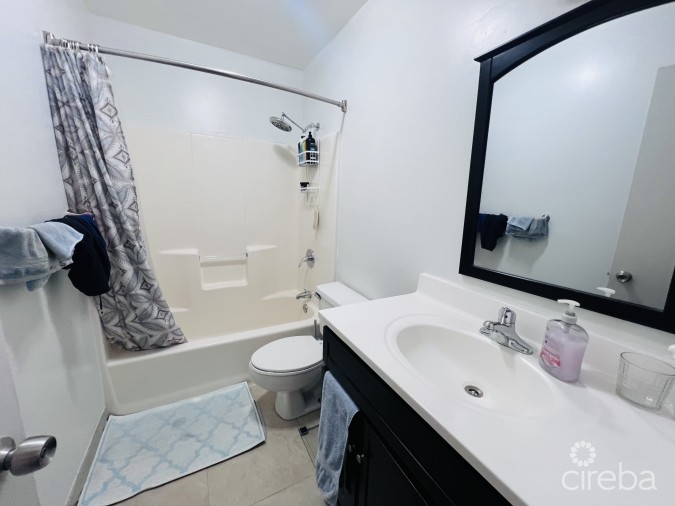 PALM SPRINGS SPACIOUS ONE BED - RARE FIND