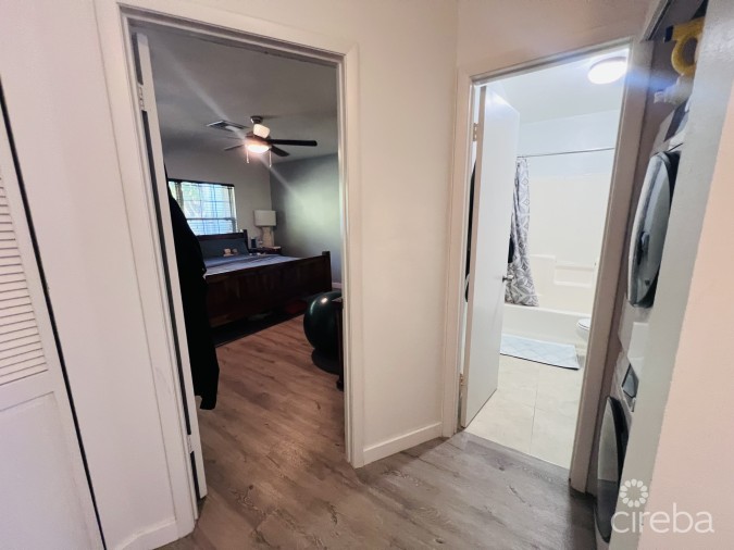 PALM SPRINGS SPACIOUS ONE BED - RARE FIND