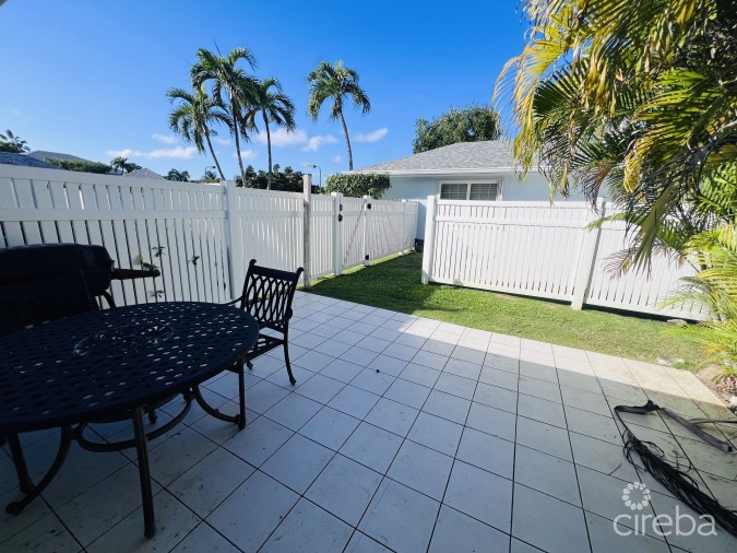 PALM SPRINGS SPACIOUS ONE BED - RARE FIND