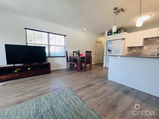 PALM SPRINGS SPACIOUS ONE BED - RARE FIND