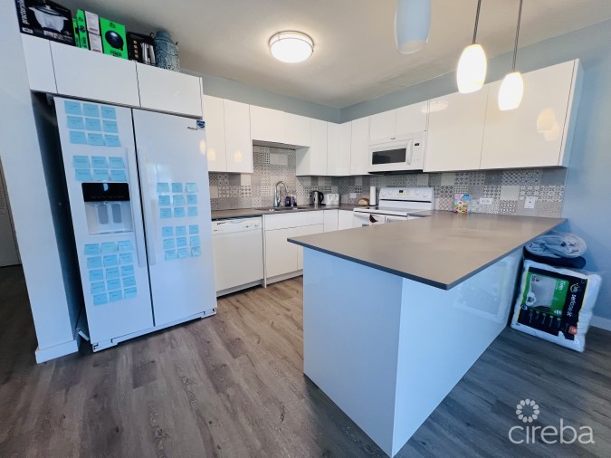 PALM SPRINGS SPACIOUS ONE BED - RARE FIND