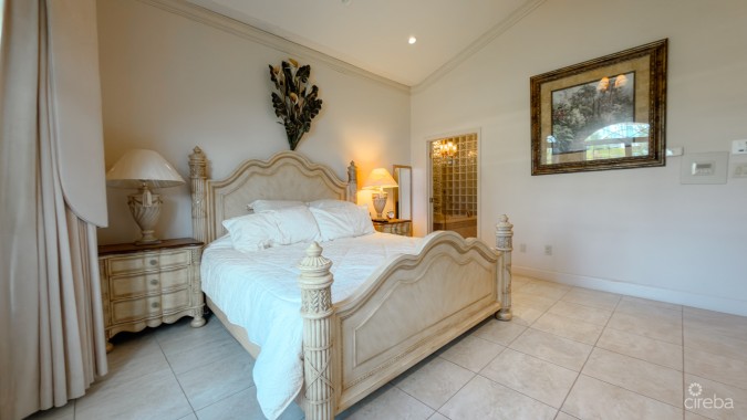 YACHT CLUB CANAL FRONT HOME 3 BED