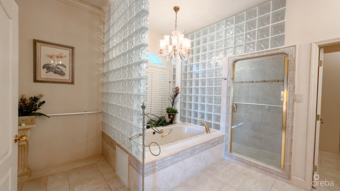 YACHT CLUB CANAL FRONT HOME 3 BED