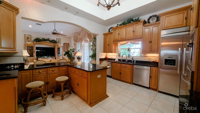 YACHT CLUB CANAL FRONT HOME 3 BED