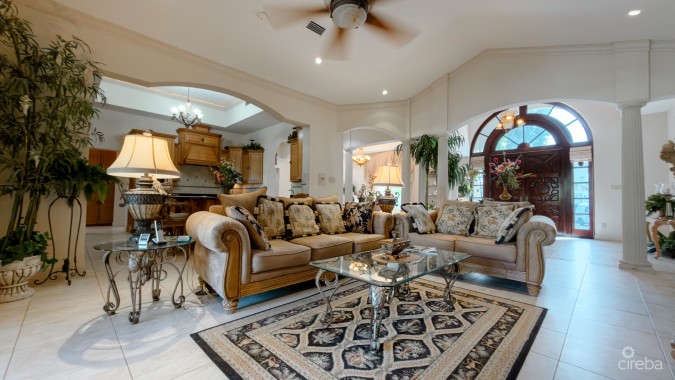 YACHT CLUB CANAL FRONT HOME 3 BED