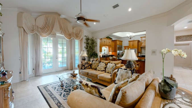 YACHT CLUB CANAL FRONT HOME 3 BED