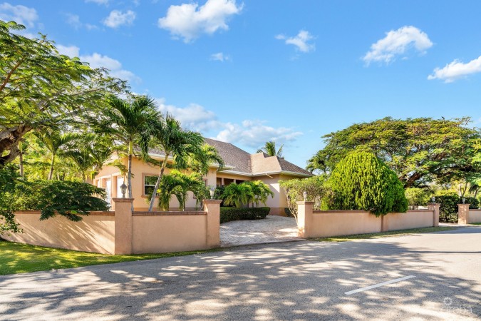 LARGE 5- BEDROOM HOME IN BEACH BAY, BODDEN TOWN