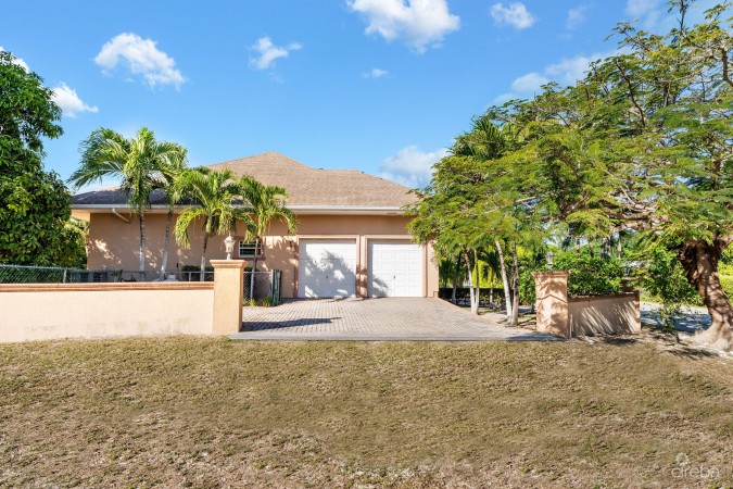 LARGE 5- BEDROOM HOME IN BEACH BAY, BODDEN TOWN