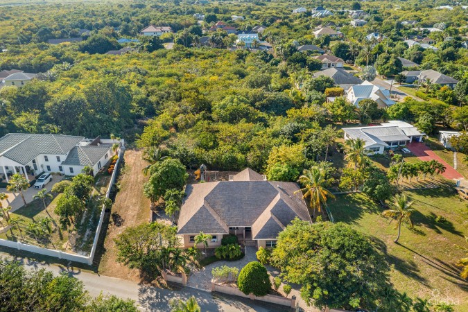 LARGE 5- BEDROOM HOME IN BEACH BAY, BODDEN TOWN