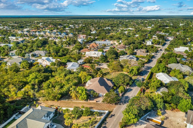 LARGE 5- BEDROOM HOME IN BEACH BAY, BODDEN TOWN