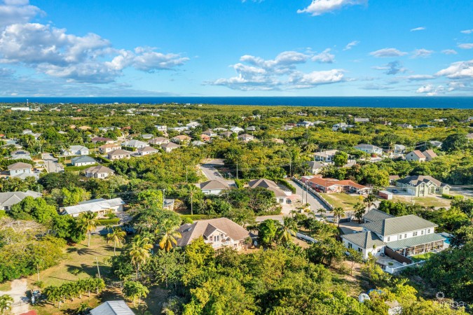LARGE 5- BEDROOM HOME IN BEACH BAY, BODDEN TOWN