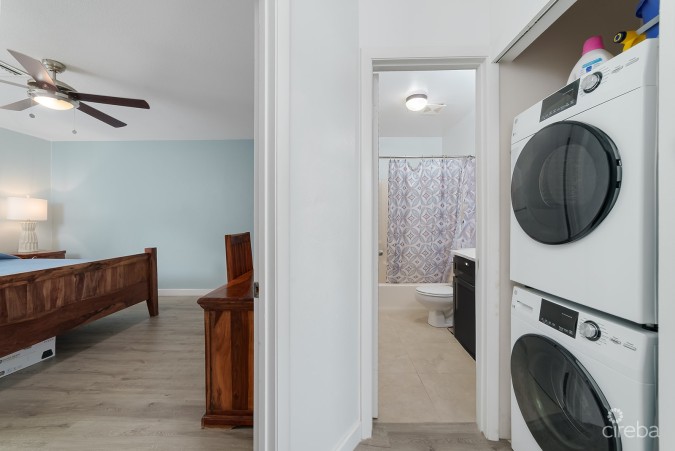 PALM SPRINGS SPACIOUS ONE BED - RARE FIND