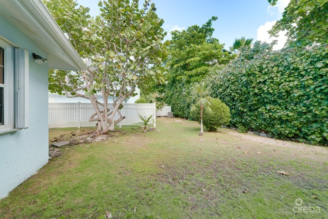 PALM SPRINGS SPACIOUS ONE BED - RARE FIND