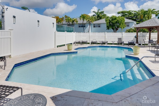 PALM SPRINGS SPACIOUS ONE BED - RARE FIND