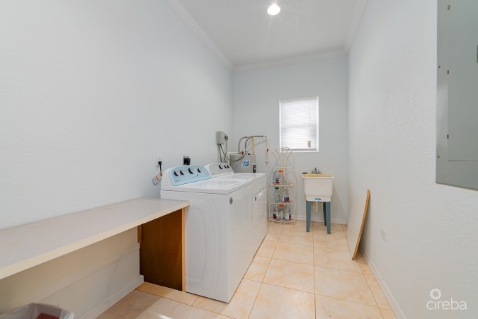 5-BEDROOM FAMILY GEM IN SAVANNAH MEADOWS  W/RENTAL UNIT