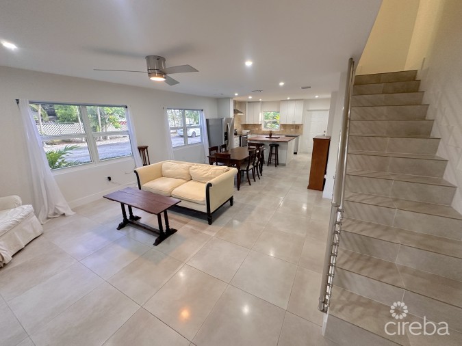 GLEN EDEN RENOVATED 2 BED END UNIT WITH ENCLOSED YARD