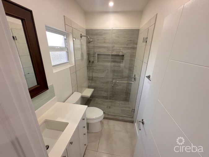 GLEN EDEN RENOVATED 2 BED END UNIT WITH ENCLOSED YARD