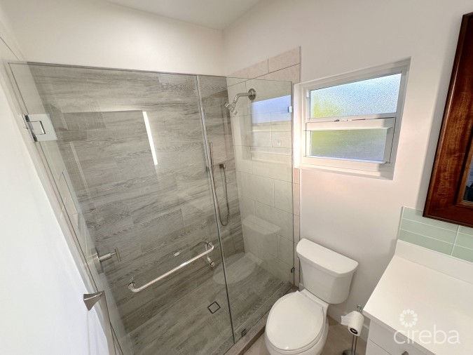 GLEN EDEN RENOVATED 2 BED END UNIT WITH ENCLOSED YARD