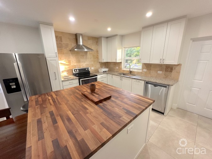 GLEN EDEN RENOVATED 2 BED END UNIT WITH ENCLOSED YARD