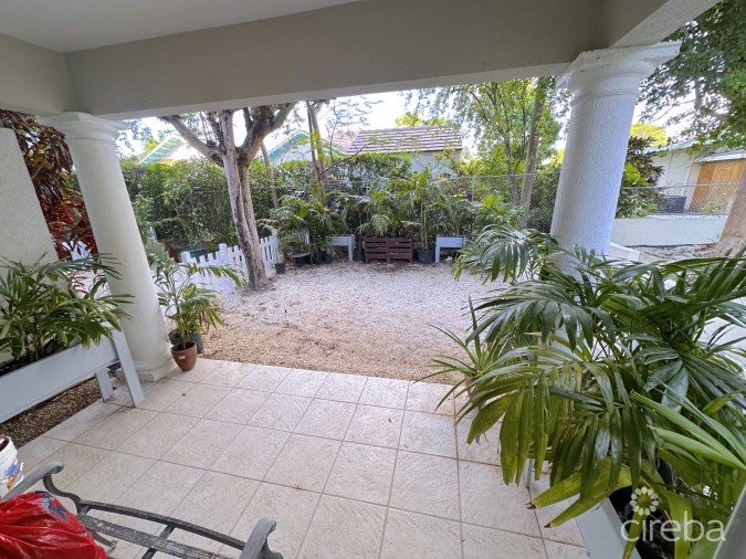 GLEN EDEN RENOVATED 2 BED END UNIT WITH ENCLOSED YARD