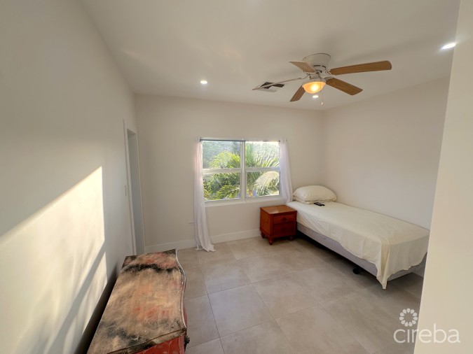 GLEN EDEN RENOVATED 2 BED END UNIT WITH ENCLOSED YARD